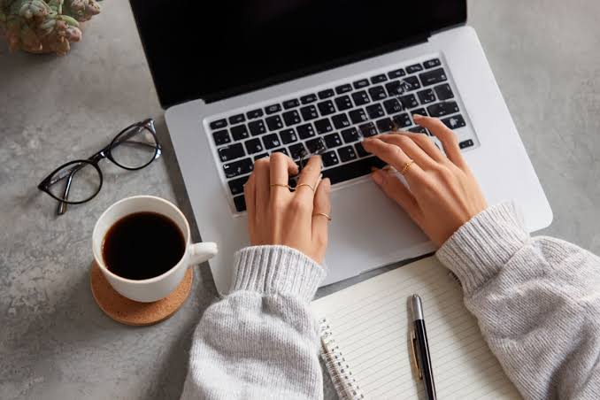 How Modern Writers Can Build an Online Audience Through Consistent Publishing